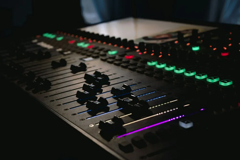 Consola de mezcla de audio con indicadores luminosos